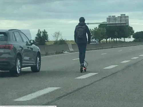 Un homme arrêté à trottinette sur une autoroute française (Vidéo)